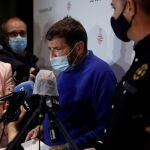 Albert Batlle, teniente de alcaldía de Seguridad de Barcelona informa a la prensa sobre lo ocurrido en el paseo de Sant Joan de Barcelona. EFE/ Toni Albir