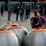 Una persona sin hogar busca en la basura en Berlín