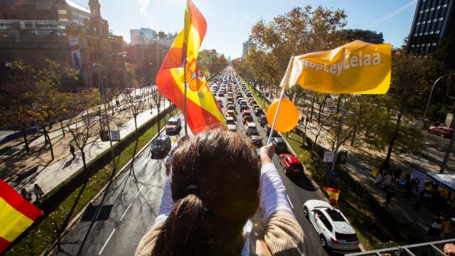Manifestación en el centro de Madrid contra la Ley Celaá de educación. Centenares de coches protestan por la nueva Ley de educación aprobada esta semana en el Congreso.