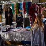 Ambiente en El Rastro,que abrió ayer después de ocho meses, con un aforo de 2.702 personas, 500 puestos y con el respaldo de 150 efectivos de seguridad y emergencias