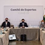 El presidente de la Junta de Andalucía, Juanma Moreno (c) este domingo durante la reunión del Comité Asesor de Alertas de Salud Pública de Alto Impacto