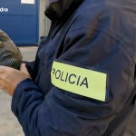 Un mosso sostiene lo que se ha podido salvar de una de las esculturas