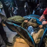 Cientos de migrantes y refugiados de un campamento de migrantes improvisado desmantelado en Saint-Denis, son evacuados por la policía francesa
