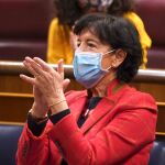 La ministra de Educaci�n y Formaci�n Profesional, Isabel Cela�, aplaude durante una sesi�n plenaria en el Congreso de los Diputados.