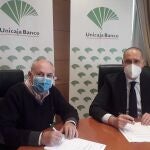 El acuerdo ha sido suscrito por el Director de Área de Valladolid Sur de Unicaja Banco, Ricardo Cifuentes, y el Presidente del Colegio de Protésicos Dentales de Castilla y León, Artemio Ángel de Santiago