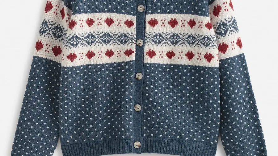 En la imagen, la chaqueta navideña más bonita de Oysho.