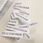 La pandemia, la política y las redes sociales marcan las nuevas adiciones de la RAE al Diccionario / PLATÓN