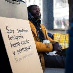 Ericsson (34 años, Guinea-Bisáu) es uno de los participantes en el proyecto #CartonesVisibles de Julia y Ángel.