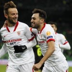 Munir felicita a Rakitic tras el gol del croata al Krasnodar