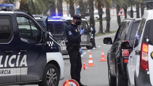 Un agente de la Policía Local de Murcia en un control