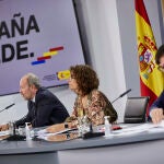 El ministro de Justicia, Juan Carlos Campo; la ministra portavoz y de Hacienda, María Jesús Montero; y el ministro de Sanidad, Salvador Illa, comparecen en rueda de prensa posterior al Consejo de Ministros