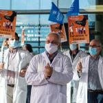 Médicos concentrados este martes a las puertas del Hospital Son Espases de Palma de Mallorca