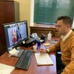 El alcalde de Burgos, Daniel de la Rosa, durante su reunión telemática con otros regidores de municipios de más de 20.000 habitantes y el presidente de la Junta, Alfonso Fernández Mañueco