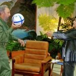 Fotografía de archivo del presidente de Cuba, Fidel Castro (i), con el futbolista Diego Maradona