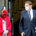 El presidente de la Generalitat, Ximo Puig, y la vicepresidenta Mónica Oltra, junto a otros miembros del Consell, han guardado un minuto de silencio este miércoles con motivo del Día Internacional para la eliminación de la violencia contra las mujeres.