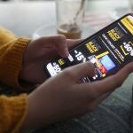 Una joven consulta las ofertas del Black Friday 2020