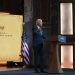 Biden dio un discurso desde el escenario de un teatro vacío, The Queen, en Wilmington (Delaware)