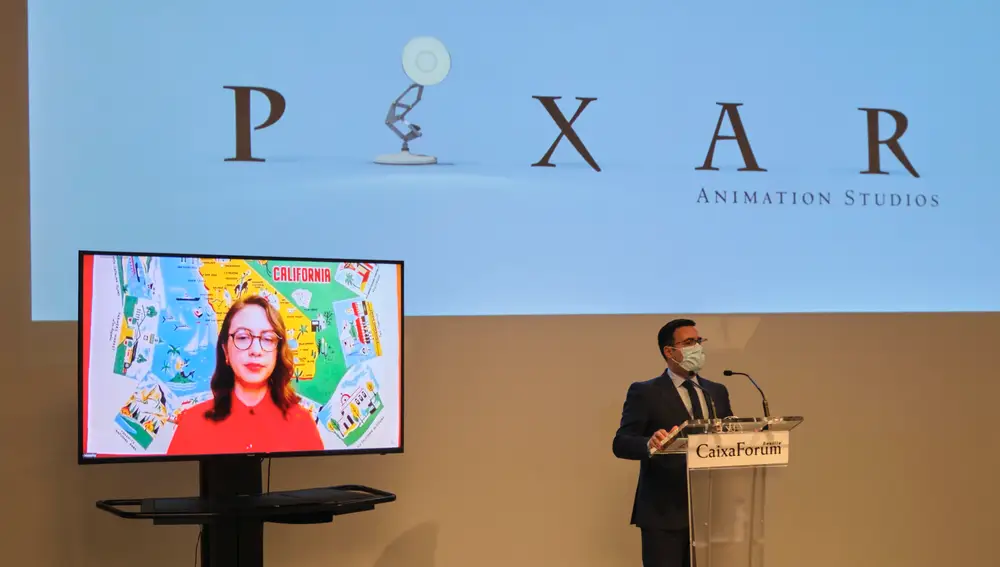 El director de CaixaForum Sevilla, Moisés Roiz, y la comisaria asistente, Brianne Moseley, vía streaming