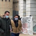 José Antonio Ortiz Cambray, a la izquierda, a su llegada a los juzgados de Lleida, acompañado de un testigo EUROPA PRESS