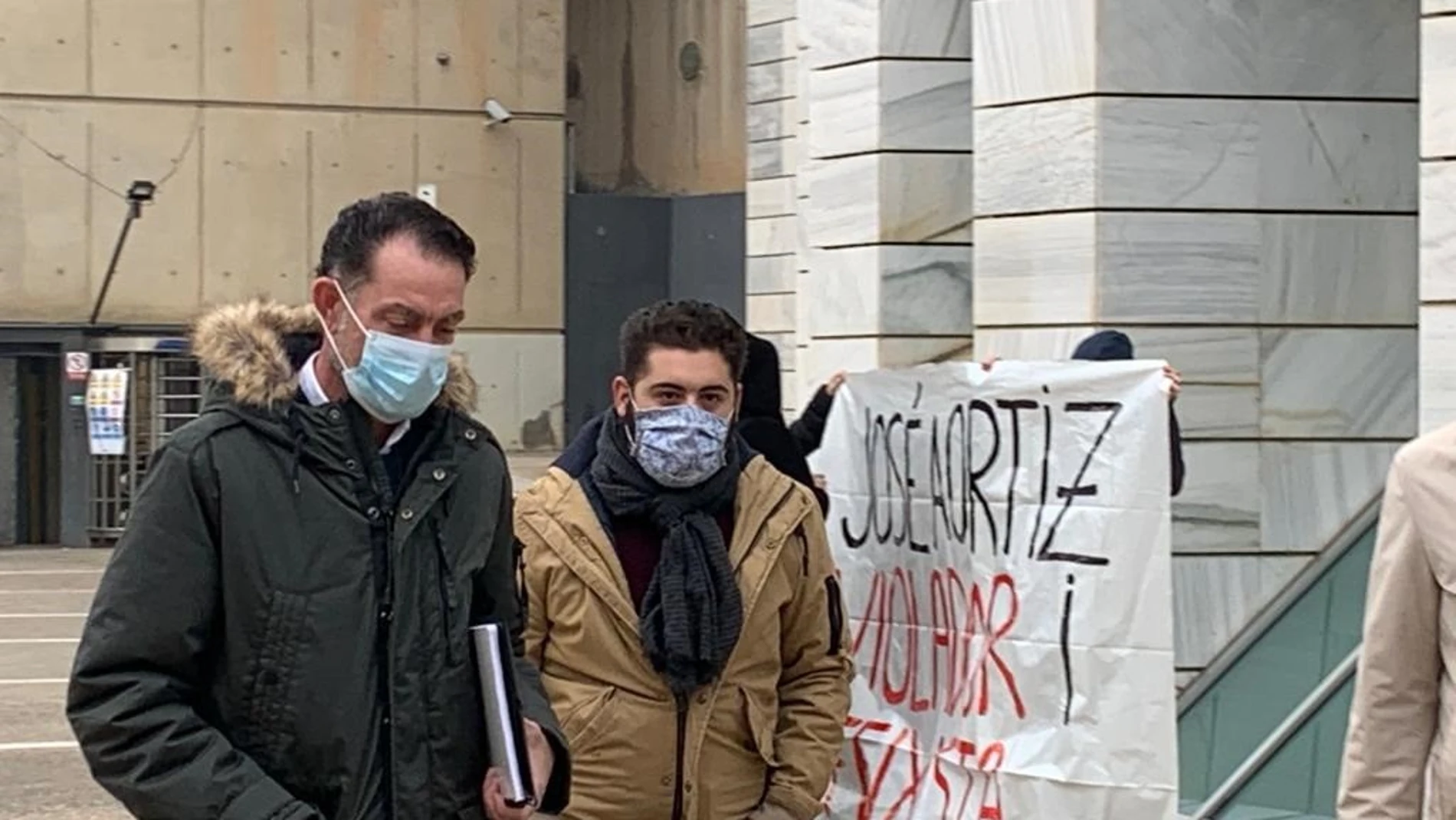 José Antonio Ortiz Cambray, a la izquierda, a su llegada a los juzgados de Lleida, acompañado de un testigo EUROPA PRESS