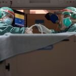 Dos profesionales sanitarios trabajan en la UCI del Hospital Vall d'Hebron de Barcelona