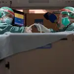 Dos profesionales sanitarios trabajan en la UCI del Hospital Vall d'Hebron de Barcelona