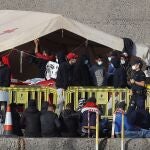 GRAFCAN2131. ARGUINEGUÍN (GRAN CANARIA), 25/11/2020.- Salvamento Marítimo ha rescatado durante la noche al sur de Gran Canaria a 284 ocupantes magrebíes de 10 pateras, uno de ellos muerto y seis heridos, y los ha desembarcado en el muelle de Arguineguín, donde este martes arribaron la mayoría de las 289 personas llegadas a Canarias en otras 11 barcas. En la imagen, los inmigrantes este miércoles en el puerto pesquero. EFE/ Elvira Urquijo A.