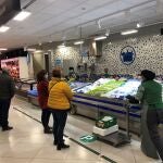 Varios clientes compran en uno de los supermercados de Mercadona