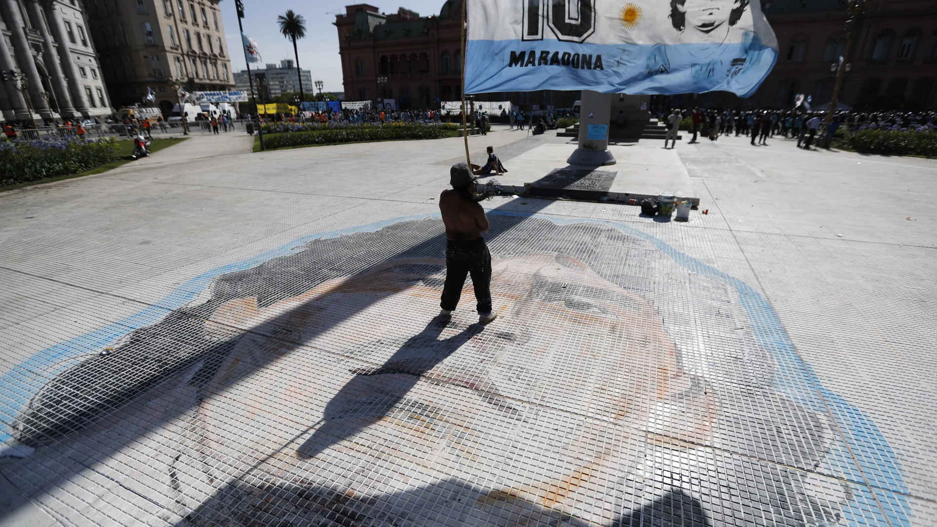 Los homenajes se suceden en Plaza de Mayo en honor a Maradona
