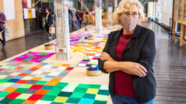 Exposición del proyecto de Manuela Carmena, "Ovillo Comun", que une pedazos tejidos por personas anónimas y unidos en mantas.