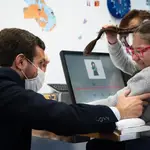 El líder del PP, Pablo Casado durante su visita a la Fundación Bobath que atiende a niños con parálisis cerebral