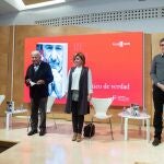 MADRID, 26/11/2020.- El expresidente del Gobierno Felipe González; la eurodiputada Elena Valenciano y el exdiputado socialista Eduardo Madina durante la presentación del libro "Rubalcaba. Un político de verdad", de Antonio Caño; una biografía sobre el ministro y dirigente socialista fallecido en mayo de 2019