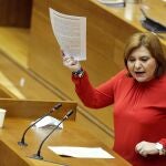 La portavoz del grupo popular en Les Corts, Isabel Bonig, pregunta al presidente de la Generalitat, Ximo Puig, sobre el plan de vacunación contra el coronavirus