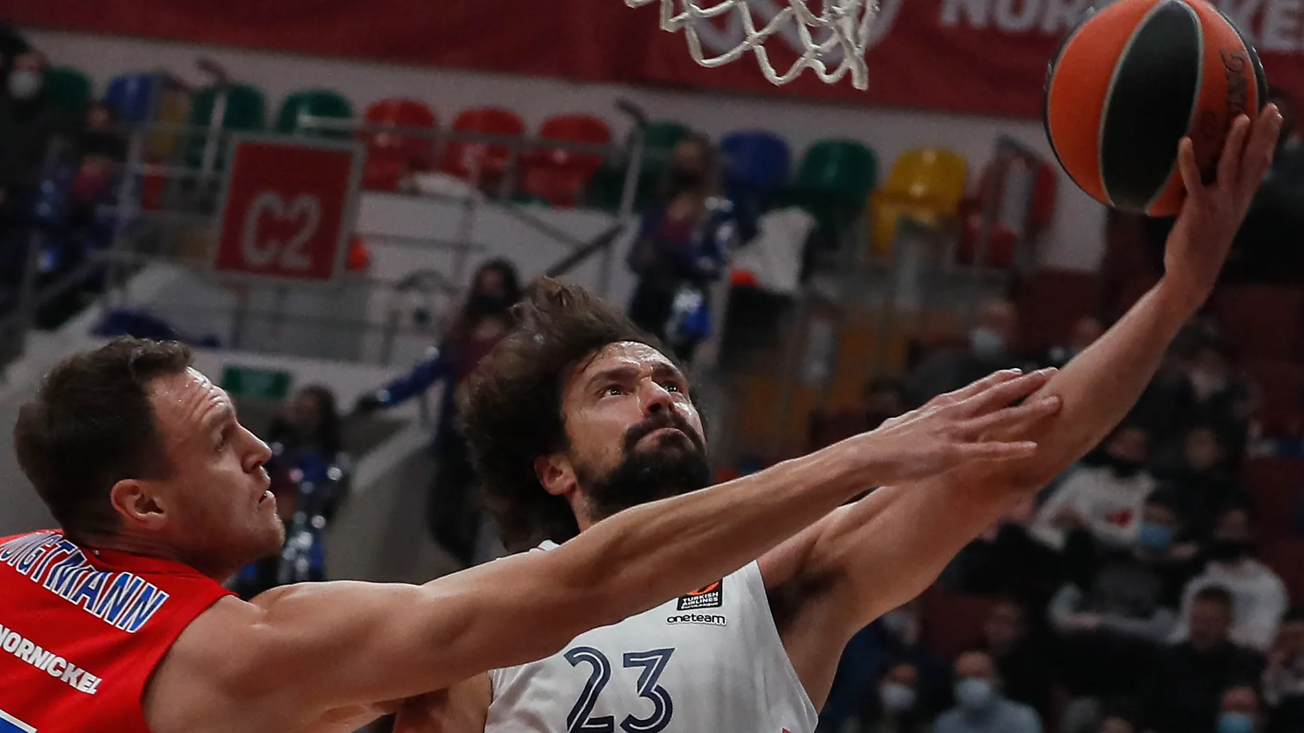 Voigtmann, uno de los jugadores que va a abandonar el CSKA, intenta taponar a Llull