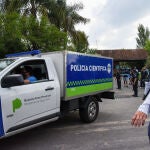 El furgón del forense abandona la urbanización en la que falleció Maradona