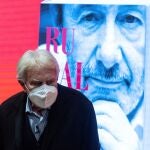 El expresidente del Gobierno Felipe González asiste a la presentación del libro "Rubalcaba. Un político de verdad", de Antonio Caño, una biografía sobre el ministro y dirigente socialista fallecido en mayo de 2019.