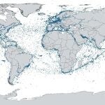 Rutas marítimas dibujadas con señales de barcos procesadas en el espacio