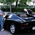 Maradona con su Ferrari Testarossa