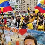 AME1496. QUITO (ECUADOR), 27/11/2020.- Cientos de personas protestan hoy frente a la sede del Consejo Nacional Electoral (CNE), para exigir la inscripción de la candidatura del empresario ecuatoriano Álvaro Noboa, no aceptada por incumplimiento de plazos de registro, en Quito (Ecuador). "Queremos democracia, estamos hartos de los políticos", dijo un manifestante a Efe en medio de fuertes bocinazos, mientras que otros aseguraron que "no se marcharán hasta que sea aceptada la candidatura". Dueño de una de las mayores fortunas del país, Noboa se ha presentado candidato a la presidencia en cinco ocasiones desde 1998. EFE/ Elías L Benarroch