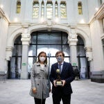 La delegada de Turismo, Almudena Maíllo, posa junto a Martínez-Almeida con el galardón