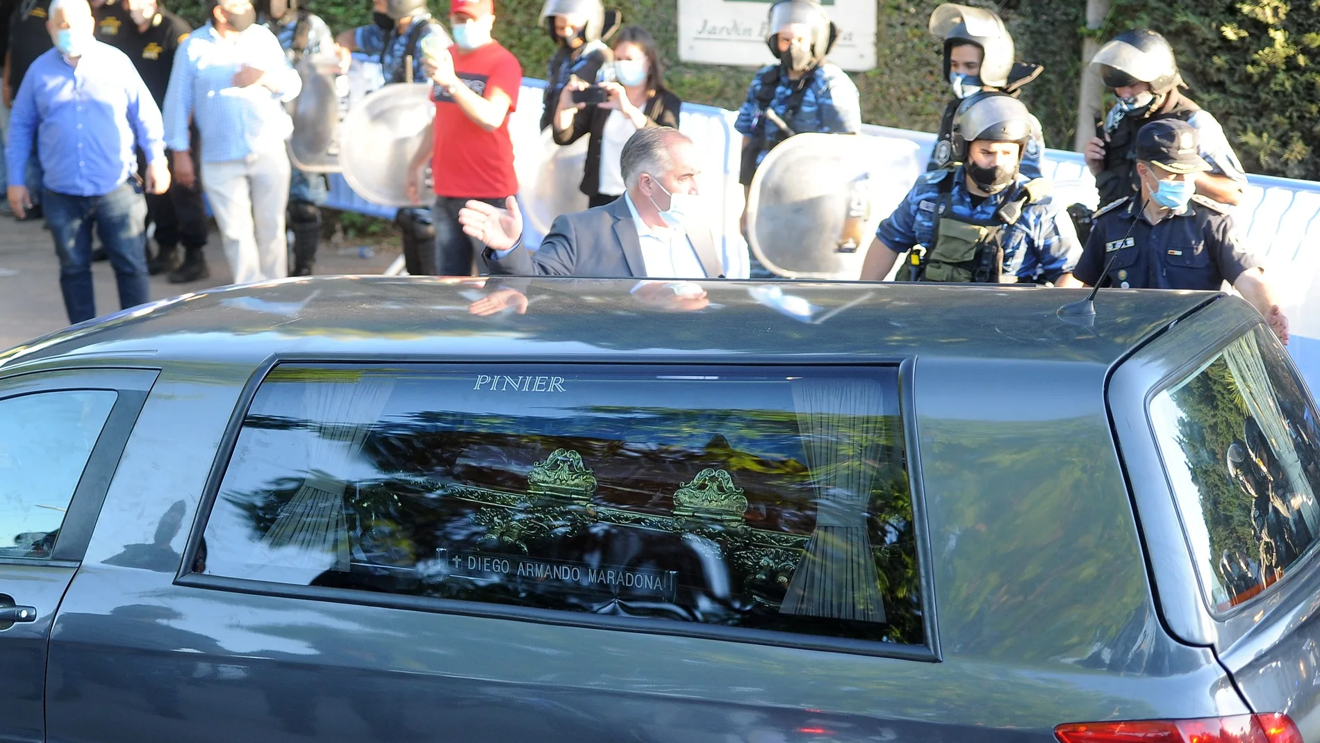 El traslado del cuerpo sin vida de Maradona desde la Plaza de Mayo al cementerio