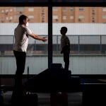 Un alumno del colegio Cambrils realiza unos ejercicios para mejorar la psicomotricidad