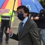 MADRID, 27/11/2020.- El alcalde de Madrid, José Luis Martínez Almeida, en su visita este viernes al Hopital de La Paz a donde ha acudido tras conocer la noticia de la visita del presidente del Gobierno, Pedro Sánchez. Fuentes municipales han confirmado a EFE que no tenía conocimiento de la visita de Sánchez al centro hospitalario y que fue al conocer la agenda del presidente cuando Almeida solicitó poder asistir. EFE/Fernando Villar