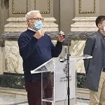 El alcalde de València, Joan Ribó, (c), y los vicealcaldes Sandra Gómez y Sergi Campillo