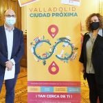 La concejala de Innovación, Desarrollo Económico, Empleo y Comercio, Charo Chávez, y el concejal de Movilidad y Espacio Urbano, Luis Vélez, presentan la campaña