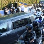 Decenas de hinchas caminaron detrás del coche fúnebre que traslada los restos de Diego Armando Maradona al cementerio en Buenos Aires
