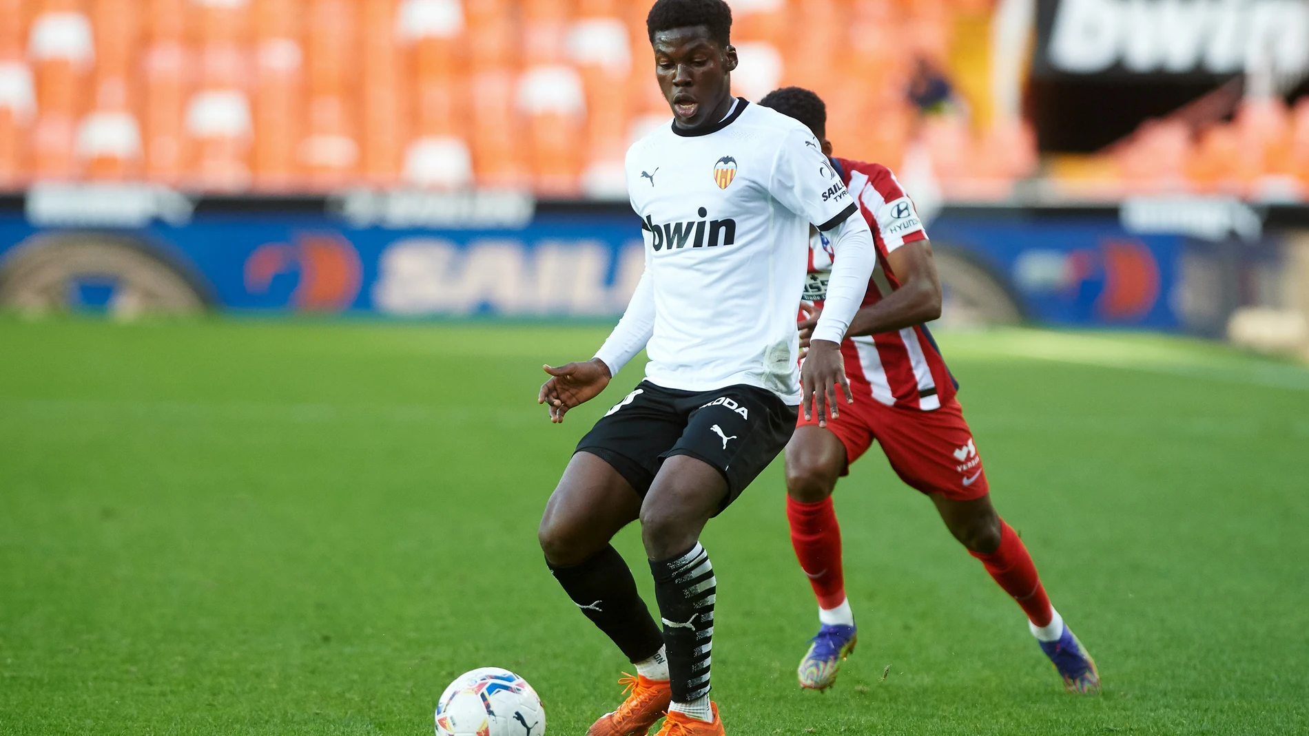 Yunus Musah con el Valencia.
