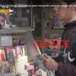 Momento en el que el joven roba el periódico.