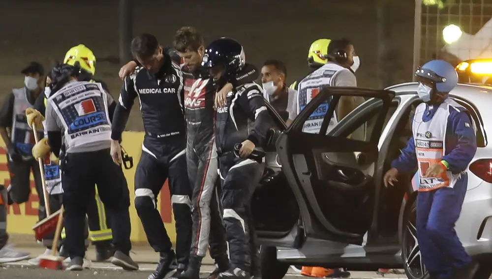 El piloto es ayudado a llegar a una ambulancia después del accidente.