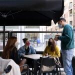 Tres chicas son atendidas en la terraza de un bar en Logroño (La Rioja)